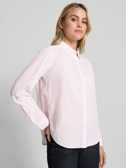 Frauenmodel trägt Regular Fit Hemdbluse aus reiner Baumwolle von Tom Tailor in Hellrosa, glatte Textur, feine Knöpfe, Ganzkörperansicht von vorne, Damen Hemdbluse von Tom Tailor.