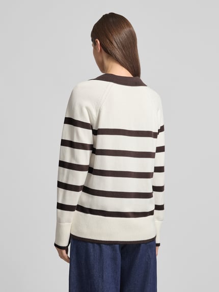 Frauenmodel trägt Gestreifter Pullover mit Polokragen von Stefanel, cremefarben mit braunen Streifen, reine Baumwolle, Ganzkörperansicht Rückansicht