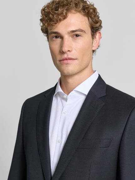 Männermodel trägt Slim Fit Businesshemd aus reiner Baumwolle Modell 'H-Hank-SP' von BOSS in Weiß, Nahaufnahme Oberkörper, Herren Businesshemd von BOSS