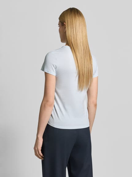 Modelka nosi Regular Fit T-Shirt aus reiner Baumwolle Modell 'Eventsa11' von BOSS, jasnoniebieski, gładki jersey, widok całej sylwetki z tyłu.