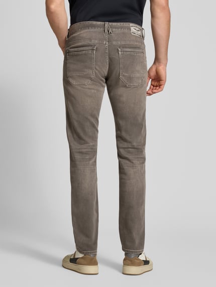 Männermodel trägt PME Legend Regular Fit Jeans mit Label-Stitching Modell 'Nightflight', Baumwoll-Elasthan-Mix, Ganzkörperansicht Rückansicht.
