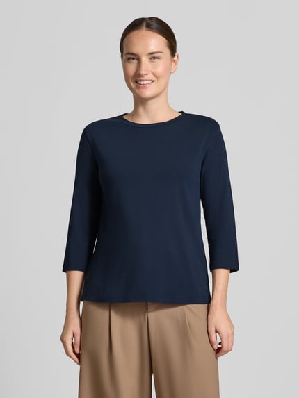 Frauenmodel trägt dunkelblaues Regular Fit 3/4-Shirt aus Baumwoll-Mix Modell 'MULTIA' von Max Mara, Weekend Max Mara, Nahaufnahme Oberkörper.