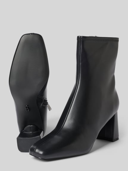 Produktfoto, schwarze Stiefeletten in Leder-Optik Modell 'Hurst' von Steve Madden mit Blockabsatz, eckiger Form und seitlichem Reißverschluss, glatte Sohle, Absatzhöhe 7 cm, Schafthöhe 17 cm, Schaftweite 12 cm
