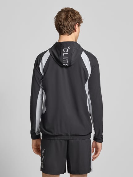 Männermodel trägt Sweatjacke mit Kapuze von adidas Training in Schwarz-Grau mit Material-Mix, Lockerer-Schnitt, Kapuze, Reißverschluss, Label-Print, Eingrifftaschen, Ganzkörperansicht Rückansicht.