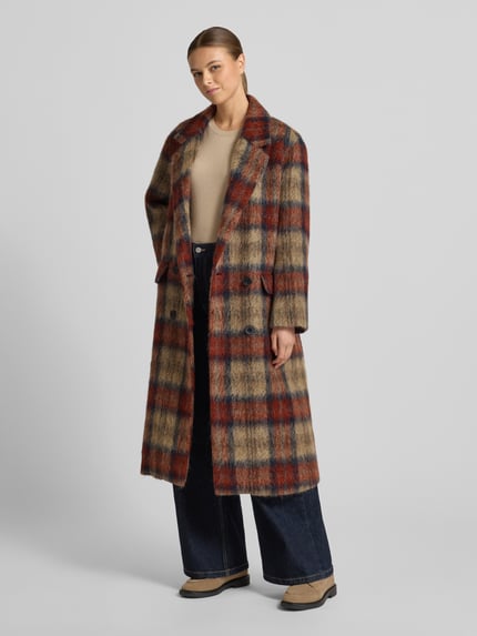 Frauenmodel trägt Mantel mit Reverskragen von Mango im karierten Design, Material-Mix mit Lanawoll-Anteil, Regular-Fit, Vorderansicht Ganzkörperansicht. Rückenlänge Größe S 122 cm, Schulterbreite 44 cm, Brustweite 52 cm, Ärmellänge 58 cm, Knopfverschluss, Pattentaschen.