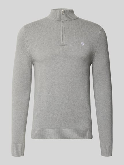 Produktfoto, Slim Fit Strickpullover aus reine Baumwolle von REVIEW in Hellgrau mit Troyer-Kragen, Label-Stickerei, gerippte Abschlüsse