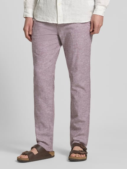 Männermodel trägt 'Gerade Hose aus Leinen-Baumwoll-Mix' von Tom Tailor, efekt: jednolity kolor, prosty krój, mieszanka lnu i bawełny, wpuszczane kieszenie z przodu, kieszenie z tyłu, naszywka z logo, zapięcie na guzik i zamek błyskawiczny, średni stan; zdjęcie: ujęcie całej sylwetki z przodu