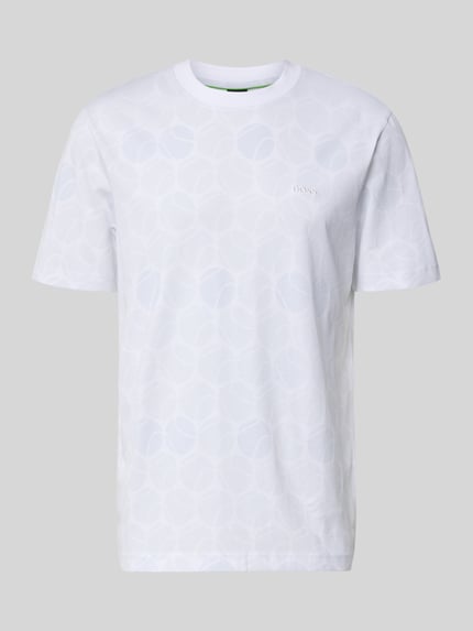 Produktfoto, weißes Regular Fit T-Shirt aus reiner Baumwolle von BOSS Green mit dezentem Muster auf glatter Oberfläche.