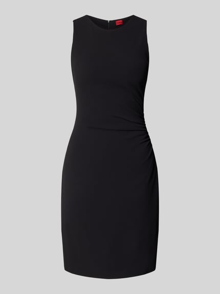 Produktfoto, czarne tailliertes Businesskleid mit Raffung Modell 'KENDELA' od HUGO, krój slim fit, długość midi, tkanina crêpe, prosty dół.