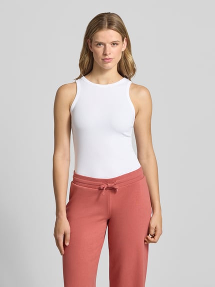 Frauenmodel trägt Tanktop mit Feinripp von REVIEW aus Baumwoll-Elasthan-Mix, Rundhalsausschnitt, Körpernahe Passform, Ganzkörperansicht von vorne.
