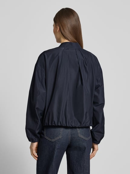 Frauenmodel trägt Jacke mit Reißverschlusstaschen von Fuchs Schmitt in Dunkelblau, Regular Fit, Stehkragen, Ganzkörperansicht Rückansicht.