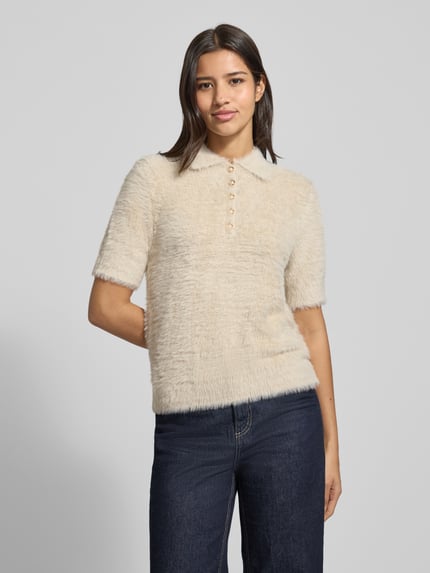 Frauenmodel trägt Strickpullover mit 1/2-Arm und Knopfleiste von Christian Berg Woman, hellbeige, flauschige Struktur, Ganzkörperansicht von vorne.