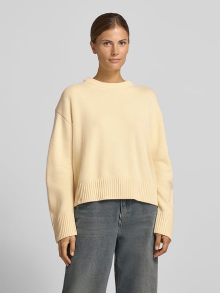 Frauenmodel trägt Strickpullover aus Woll-Mix Modell 'GRISUC' von MANGO, Relaxed Fit, cremefarben, Feinstrick, Nahaufnahme Oberkörper.