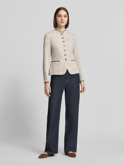 Frauenmodel trägt Slim Fit Blazer aus Leinen-Baumwoll-Mix von WHITE LABEL in Beige mit Stehkragen, Knopfleiste, aufgesetzten Taschen, Rückenlänge bei Größe 36: 58 cm, Brustweite 46 cm, Ärmellänge 63 cm, Ganzkörperansicht von vorne.
