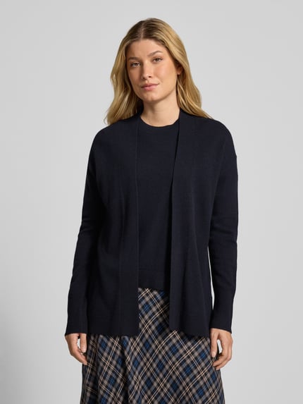 Frauenmodel trägt Strickjacke in offener Passform von Christian Berg Woman, reine Baumwolle, dunkelblau, Regular Fit, Ganzkörperansicht von vorne.