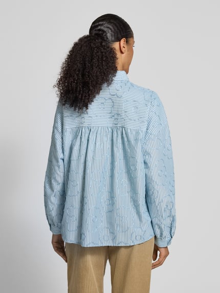 Vrouwenmodel draagt lichtblauwe Hemdbluse mit Knopfleiste van JAKE*S STUDIO WOMAN, losse pasvorm, rugaanzicht, ruglengte 67 cm.
