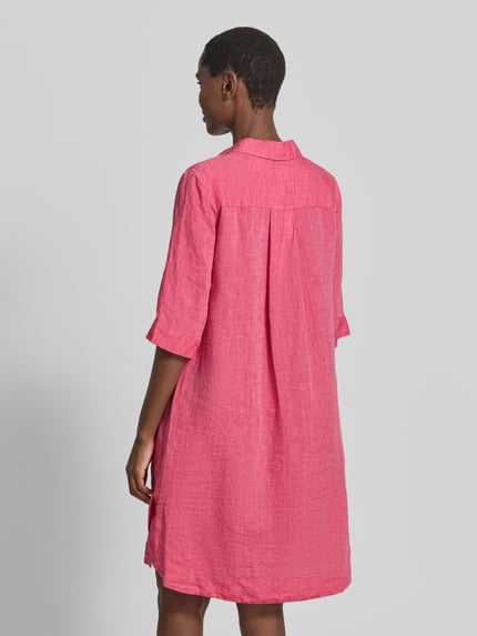 Vrouwenmodel draagt knielange dames linnen jurk Knielanges Leinenkleid Modell 'DERRY' van 0039 Italy, recht model, overhemdkraag, V-hals, ruglengte maat S 99 cm, borstwijdte 53 cm, mouwlengte 37 cm, textuur met fijne structuur in roze tinten, geheel achteraanzicht