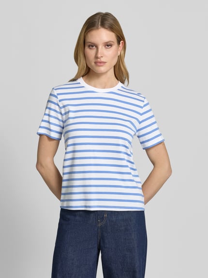 Frauenmodel trägt T-Shirt im Allover-Look mit Rundhalsausschnitt von Comma, Baumwoll-Elasthan-Mix, Regular-Fit, Rückenlänge 57 cm, Ganzkörperansicht von vorne.