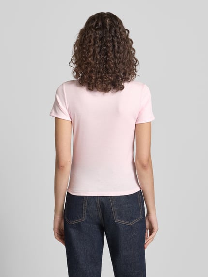 Frauenmodel trägt Slim Fit T-Shirt mit Herz-Stickerei Modell 'ELVA JUNE' von Only in Optik: Unifarben, Materialverarbeitung: Ripp, Ganzkörperansicht Rückansicht.