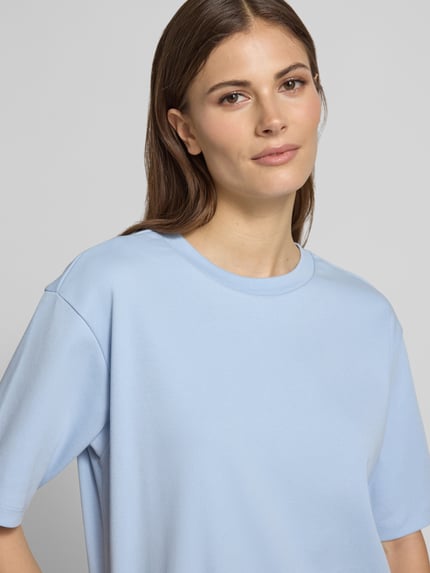 Modelka kobieca nosi T-Shirt mit Rundhalsausschnitt von JAKE*S STUDIO WOMAN, bawełna, krój relaxed fit, niebieski, zbliżenie górnej części ciała.