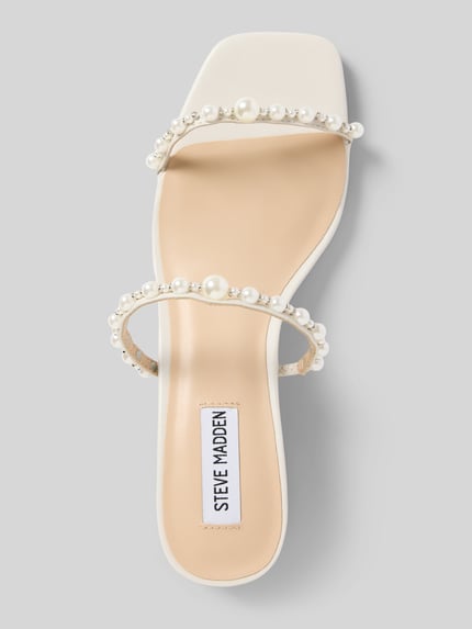 Produktfoto, Pantolette aus echtem Leder Modell 'Genessa' von Steve Madden mit Perlenverzierung, eckiger Form und Blockabsatz, beige-weiß