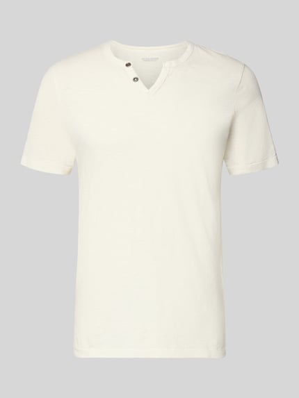 Produktfoto, T-shirt aus Baumwolle Modell 'SPLIT' von JACK & JONES, prosty krój, dekolt w serek, zapięcie na guzik, długość tyłu w rozmiarze M: 67 cm, kolor jasny, faktura gładka