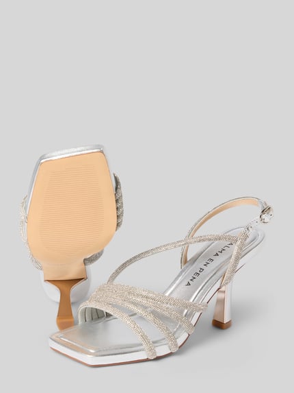 Productfoto, Sandalette mit Ziersteinbesatz van ALMA EN PENA, dames sandaaltjes met riempjes en doornsluiting, metallic, naaldhak, hakhoogte maat 40 10 cm, schachtbreedte maat 40 6 cm, zilver met siersteentjes, vierkante neus, structuur glad en glanzend.