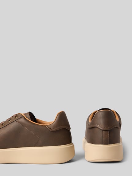 Produktfoto, Sneaker mit Logo-Detail Modell 'Buck' von Blauer USA, braunes Leder, beige profilierte Sohle, abgerundete Passform, Herren Sneaker, Absatzhöhe 4 cm, Schafthöhe 8 cm, Schaftweite 9 cm, neutrale Farben, glatte Textur