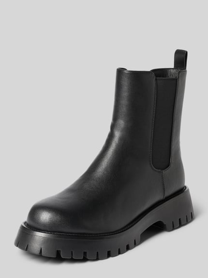 Produktfoto, Boots mit elastischen Einsätzen und profilierter Sohle von BIANCO, schwarze Farbe, abgerundete Spitze, seitlicher Reißverschluss, rau strukturierte Sohle, glatte Lederoptik, Absatzhöhe 4 cm, Schafthöhe 17 cm, Schaftweite 12 cm