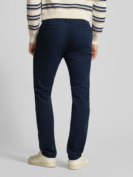 Männermodel trägt Schmale Chino mit gerader Silhouette und mittlerer Bundhöhe von REVIEW in dunkelblau, slim fit, katoen-elastaanmix, met achterzakken, binnenbeenlengte 81 cm, taillewijdte 43 cm, ganzkörperansicht rückansicht.