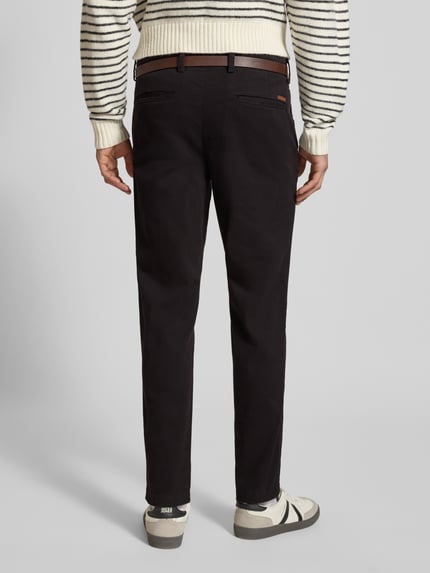 Männermodel trägt Slim Fit stoffen broek van JACK & JONES, model 'Marco' met afneembare riem, katoemix, steekzakken, achterzakken, bandwijdte 43 cm, binnenbeenlengte 74 cm, ganzkörperansicht rückansicht.