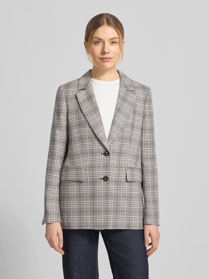 Frauenmodel trägt Blazer mit Reverskragen von WHITE LABEL, grau kariert, 2-Knopfleiste, Pattentaschen, gerade Passform, Ganzkörperansicht von vorne