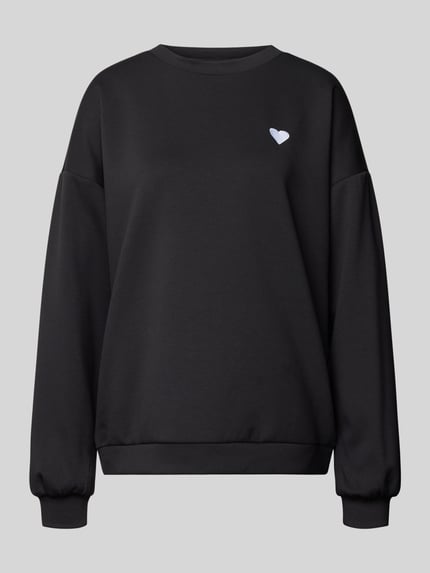 Produktfoto, czarny Relaxed Fit Pullover mit Herz-Stickerei Modell 'TALIA' von Pieces, damski sweter z okrągłym dekoltem, gładka faktura