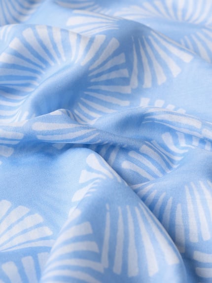 Produktfoto, Schal im Allover-Look von More & More in Rechteckform, hellblau mit weißem Muster, glatte Baumwolltextur