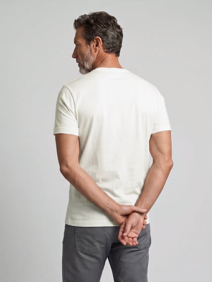 Männermodel trägt T-Shirt mit Bären Motiv-Print von POLO RALPH LAUREN, mehrfarbiges Jersey mit Rundhals und kurzarm, Ganzkörperansicht Rückansicht.