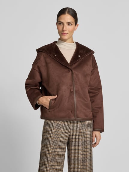 Frauenmodel trägt Jacke mit Kapuze und seitlichen Eingrifftaschen von Apricot in Braun, weich strukturierte Oberfläche, Nahaufnahme Oberkörper. Rückenlänge 62 cm, Schulterbreite 48 cm, Brustweite 55 cm, Ärmellänge 63 cm.