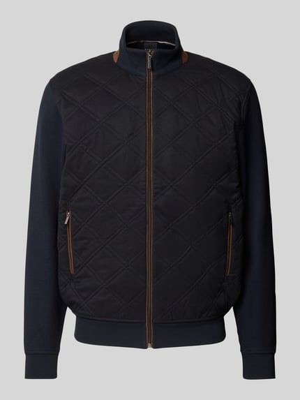Produktfoto, Sweatjacke mit Steppnähten und Reißverschluss von bugatti, czarny kolor, bawełniany miks, krój regular fit, steppnähte, stójka, zamek błyskawiczny, kieszenie na zamek, długość tyłu w rozmiarze M: 70 cm, długość rękawa: 66 cm