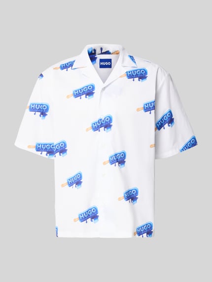 Produktfoto, Relaxed Fit Freizeithemd mit Logo Print von Hugo Blue, biały z kolorowym wzorem allover, kołnierz rewersowy, krótki rękaw, zapięcie na pojedyncze guziki