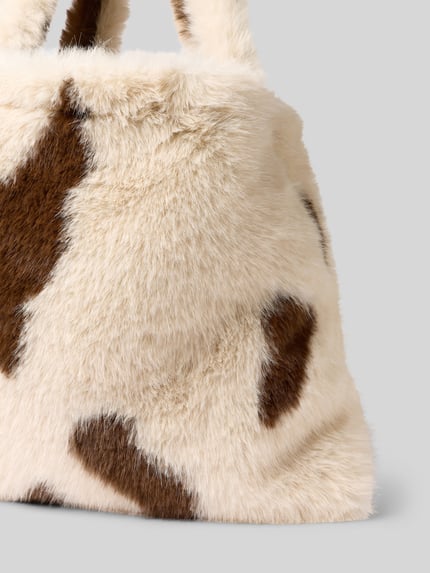 Produktfoto, Mom Bag aus Kunstfell mit Allover-Animal-Print von STUDIO NOOS, cremefarben mit braunen Flecken, Tragehenkel, offenes Hauptfach, Maße 55x40x10 cm, Schulterriemen 70 cm, weiche Textur
