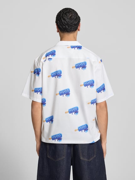Männermodel trägt Relaxed Fit Freizeithemd aus reiner Baumwolle Modell 'ELIGINO' von Hugo Blue mit Allover-Muster, Rückansicht