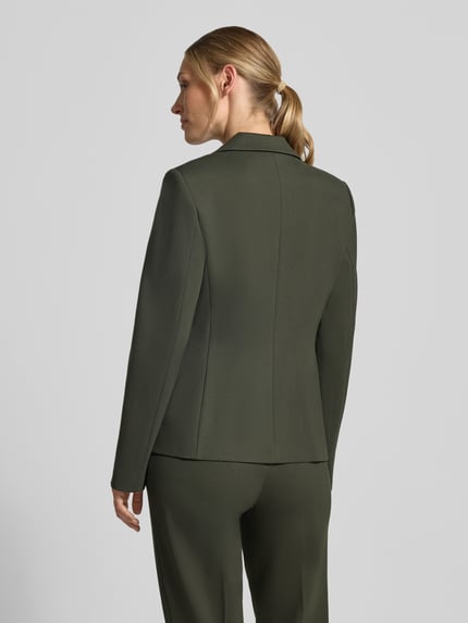 Frauenmodel trägt Regular Fit Kurzblazer aus Viskose-Mix von Jake*s Collection in Dunkelgrün, glatte Textur, Ganzkörperansicht Rückansicht.