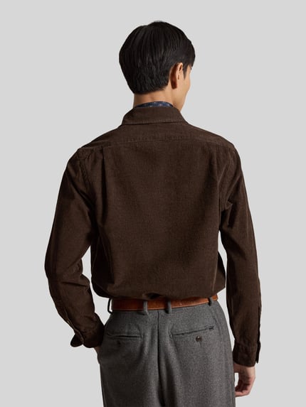 Männermodel trägt Custom Fit vrijetijdsoverhemd van Polo Ralph Lauren in effen donkerbruin katoenmix met manchet, achterpas, knoopsluiting, lange mouwen, logostitching, detailopname rug, Ganzkörperansicht Rückansicht