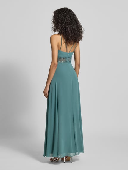 Frauenmodel trägt Abendkleid mit Raffungen von Jake*s Cocktail in Türkis, Taillierter Schnitt, Spaghettiträger, Nahtreißverschluss, Rückenlänge 30 cm, Brustweite 36 cm, blickdichtes Unterkleid, fließende Struktur, Ganzkörperansicht Rückansicht.