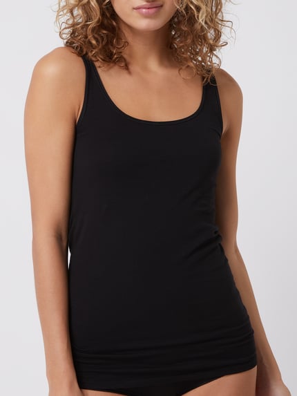 Vrouwenmodel draagt Slim Fit Top uit katoenmix van Schiesser, zwarte kleur, ronde hals, semitransparant, Nahaufnahme Oberkörper.