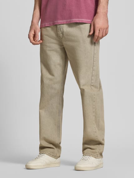 Mężczyzna nosi Loose Straight Fit Jeans im Used-Look Modell '565' von LEVI'S®, bawełna, efekt znoszenia, Ganzkörperansicht von vorne. Szerokość w rozmiarze 32/32: 43 cm, długość wewnętrzna nogawki w rozmiarze 32/32: 80 cm.