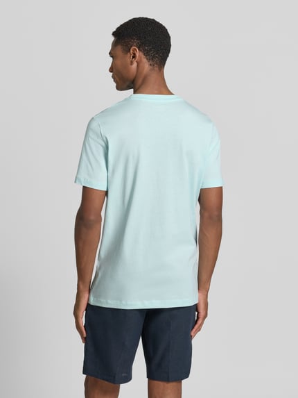 Männermodel trägt Regular Fit T-Shirt aus reiner Baumwolle von s.Oliver RED LABEL, Optik: Unifarben, Jersey, Ganzkörperansicht Rückansicht.