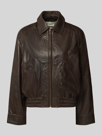 Produktfoto, braune Lederjacke mit Reißverschluss Modell 'PATNEY' von DRYKORN, Echtleder, Umlegekragen, Regular Fit, strukturierte Oberfläche