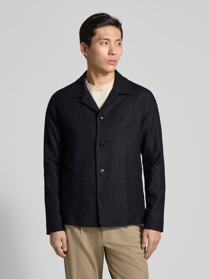 Männermodel trägt Regular Fit Hemdjacke aus zuivere scheerwol met reverskraag van Profuomo, knoopsluiting, opgestikte zakken, ruglengte bij maat M 74 cm, donkerblauw, rechte vormen, zachte textuur, voorkant, Ganzkörperansicht von vorne.