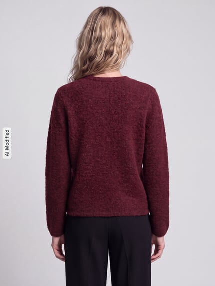 Frauenmodel trägt Relaxed Fit Strickjacke aus Woll-Mix Modell 'LULU' von Selected in Dunkelrot, strukturierte Oberfläche, Ganzkörperansicht Rückansicht, Damen Strickjacke von Selected, KI-modifiziertes Bild.