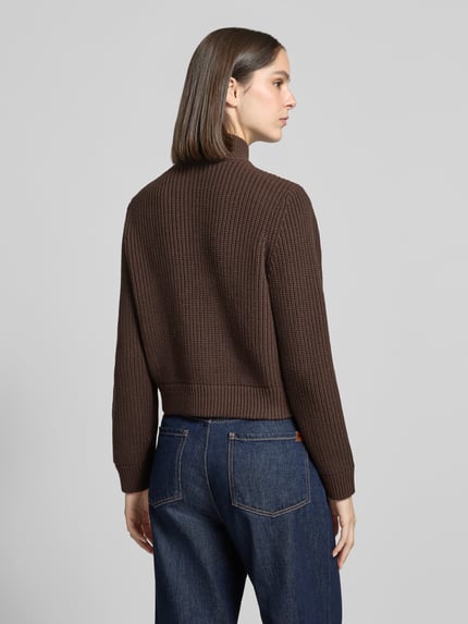 Frauenmodel trägt Strickjacke mit Stehkragen und Zweiwege-Reißverschluss von COMMA in Braun, Baumwoll-Mix, Regular Fit, Rückansicht, Ganzkörperansicht Rückansicht.